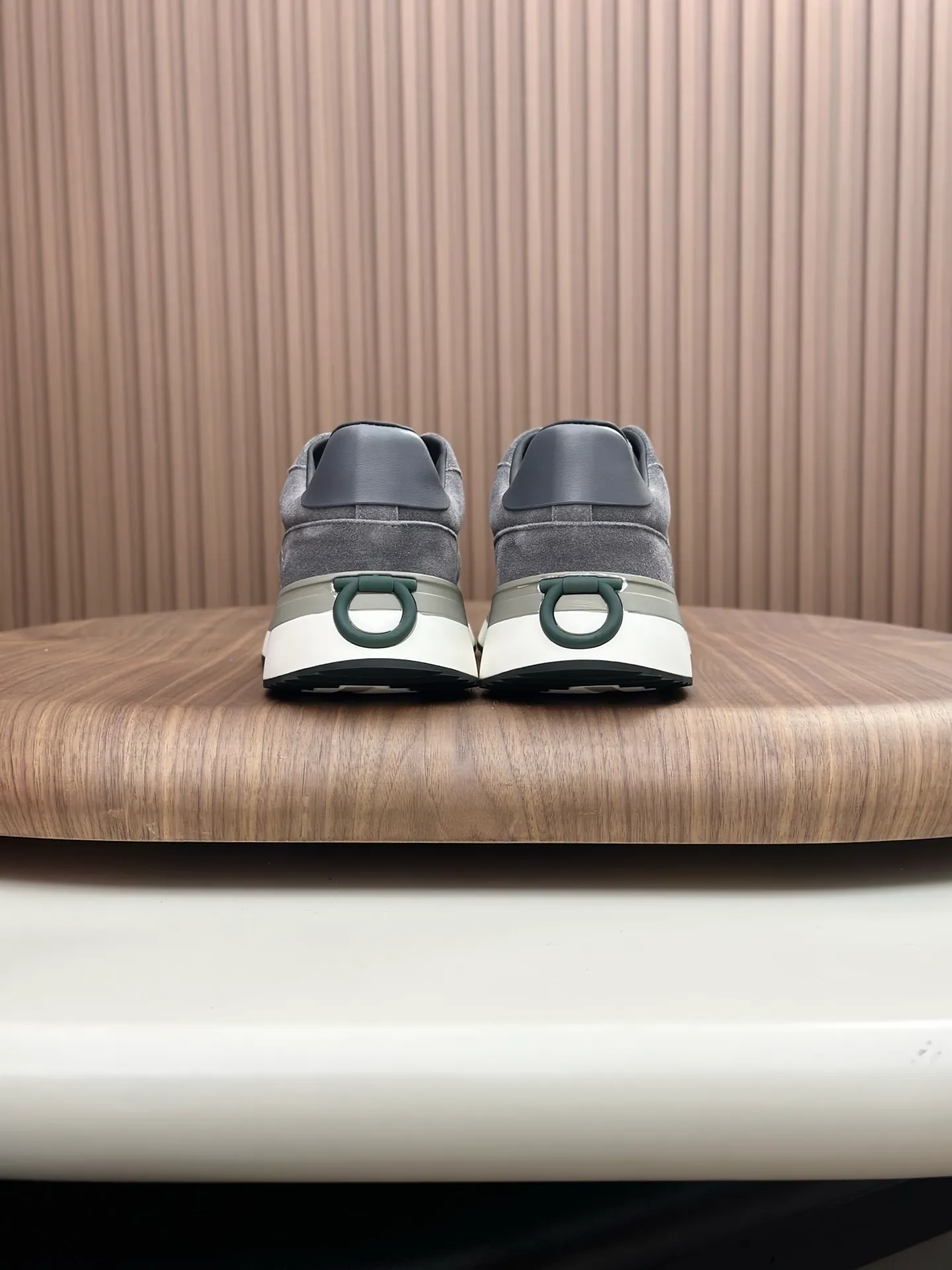 [Ferragamo] Top P: 820💰 Number of yards: 39~44 (38.45 custom-made, non-refundable) Top purchasing agent 🇮🇹 Ferragamo men's casual shoes series, the counter sells the original configuration at the same time, Italian imported cowhide fabric, high-quality splicing technology, imported water-dyed cow lining , Soles: Original foam soles are specially provided by the original factory, and the original factory follows the order. 🔍High quality can be entered and exited the counter at will. Welcome to compare and synchronize with the counter.